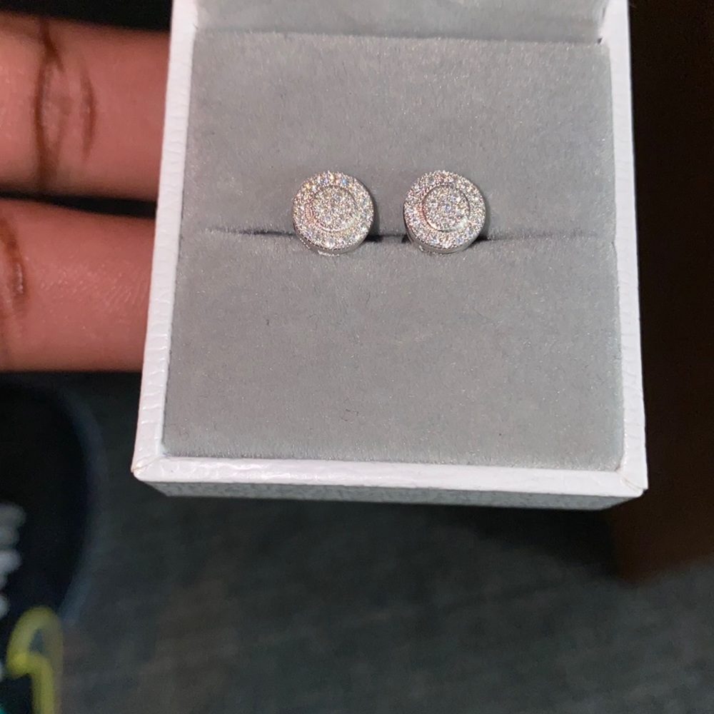 SI Diamond Earrings.